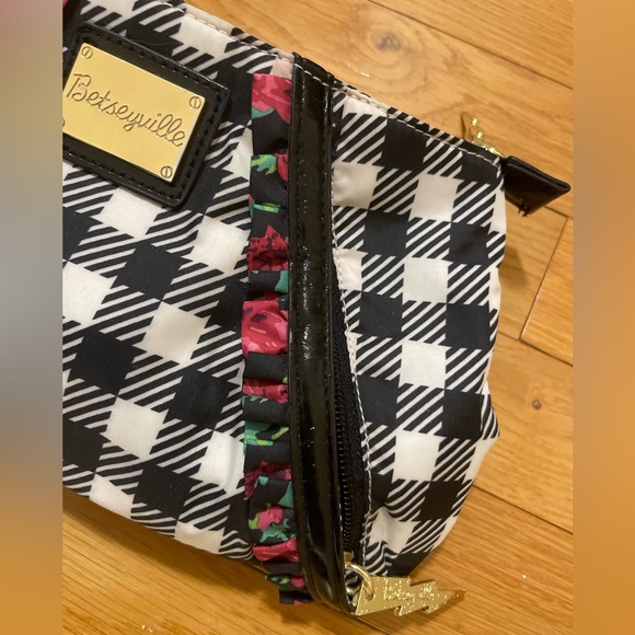 Betsey Johnson makeup bag/wristlet - Picture 7 of 7